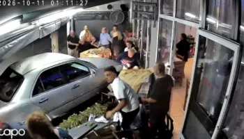Shqiptari futet me makinë në lokal në Selanik, plagosen tre persona (VIDEO)
