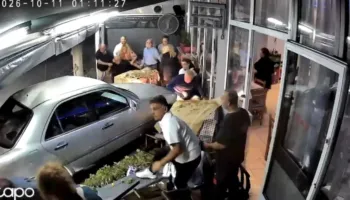 Shqiptari për pak sa nuk shkakton tragjedi në Selanik, hyn me makinë në lokal dhe plagos 3 persona!