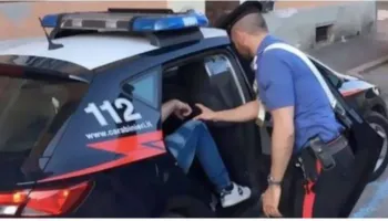 Shqiptari shtiret si polic për t’i vjedhur bizhuteritë gazetares italiane, ajo i ngre kurth