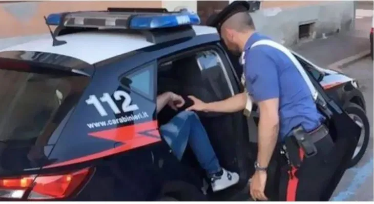 Shqiptari shtiret si polic për t’i vjedhur bizhuteritë gazetares italiane, ajo i ngre kurth