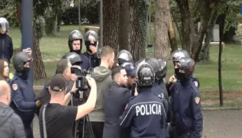 Shtet policor/ Protesta kundër Ramës/ Tensione te Kryeministria, Tedi Blushi dhe Këlliçi përplasen me policinë, efektivët nuk i lejojnë të kalojnë