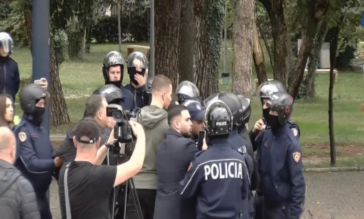 Shtet policor/ Protesta kundër Ramës/ Tensione te Kryeministria, Tedi Blushi dhe Këlliçi përplasen me policinë, efektivët nuk i lejojnë të kalojnë