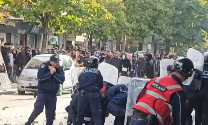 Shtet policor/ Protesta në Durrës/ Nisin shoqërimet masive nga forcat e rendit