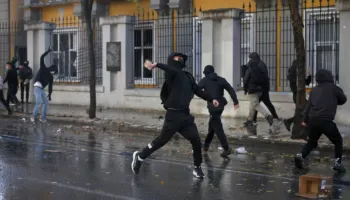 Shtetas nga Kosova kapen në protestën në Tiranë, deklarata në polici: Jemi mbështetës të Vetëvendosje