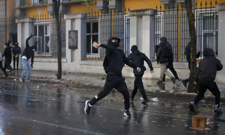 Shtetas nga Kosova kapen në protestën në Tiranë, deklarata në polici: Jemi mbështetës të Vetëvendosje