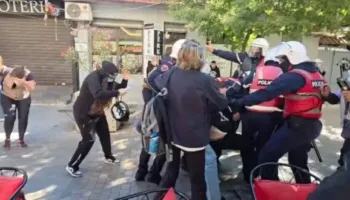 Shteti policor ne sulm/ Pamje të dhunës nga protesta! Polici i vendos dorën në fyt të miturit!