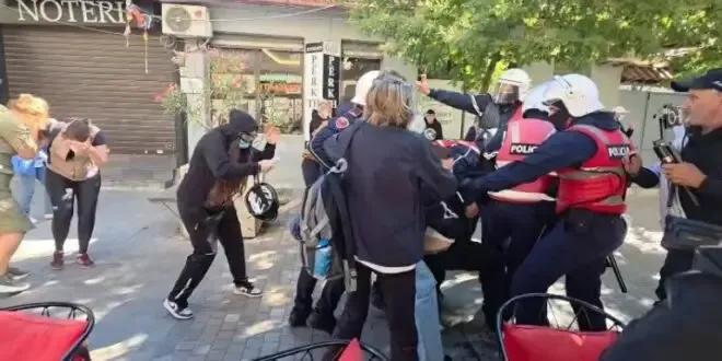 Shteti policor ne sulm/ Pamje të dhunës nga protesta! Polici i vendos dorën në fyt të miturit!