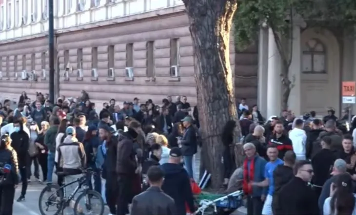 Shtohen protestuesit para Kryeministrisë, studentët dhe qytetarët vijojnë rezistencën me vendosmëri
