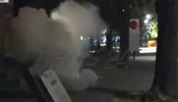 Shtohen tensionet! Protestuesit të irrituar hedhin fishekzjarre pranë selisë së PS-së, policia përdor plumba manovër