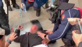 “Shyqyr që dole gjallë!”/ Momenti kur Policia shpëton qytetarin e dhunuar nga protestuesit e maskuar