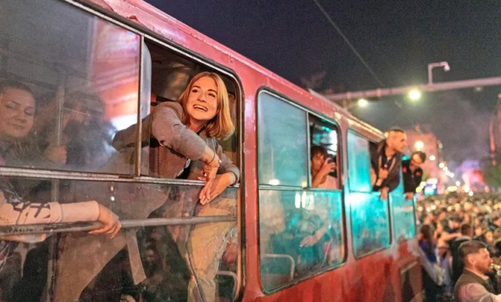 Si e mposhtën studentët një autokrat