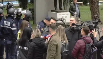 Si mund të ndalohet pedagogu se po ecën në rrugë?”/ Këlliçi pas përplasjes me efektivët te Kryeministria: Po instalohet diktatura në mes të Europës