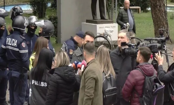Si mund të ndalohet pedagogu se po ecën në rrugë?”/ Këlliçi pas përplasjes me efektivët te Kryeministria: Po instalohet diktatura në mes të Europës