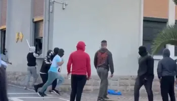 Simbol i manipulimit zgjedhor/ Të rinjtë thyejnë xhamat e KQZ-së, i vënë flakën godinës