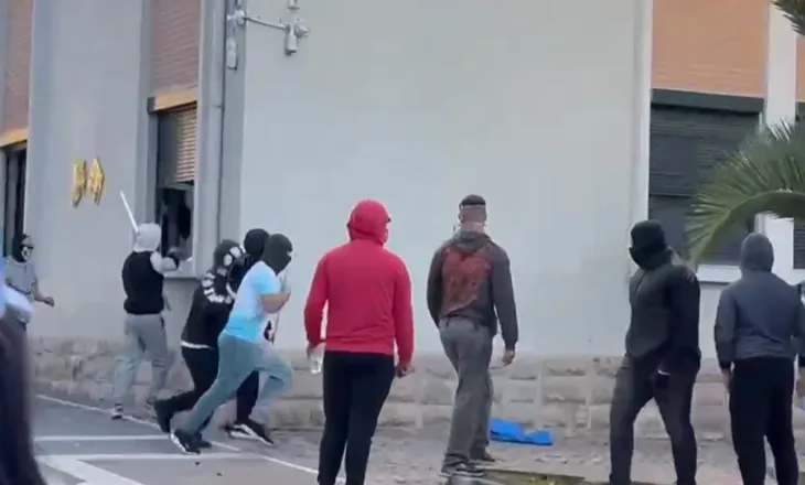 Simbol i manipulimit zgjedhor/ Të rinjtë thyejnë xhamat e KQZ-së, i vënë flakën godinës