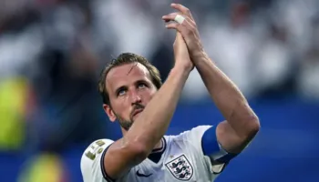 Sir Harry Kane? Fituesi i “Topit të Artë” bën shaka: “Sigurisht që nuk do të thoja jo…”