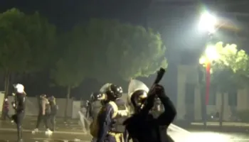 Situata jashtë kontrollit, forcat RENEA mbërrijnë para Kryeministrisë