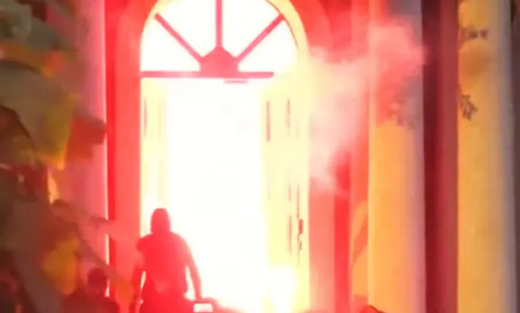 Situata jashtë kontrollit/ I vihet flaka kryesisë së Kuvendit