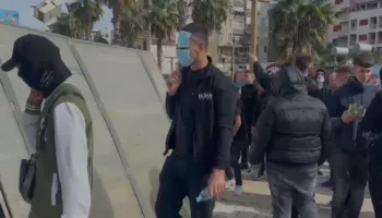 Situata jashtë kontrollit në Durrës, digjen kosha e pemë, thyhet dhe dera e Prefekturës (VIDEO)