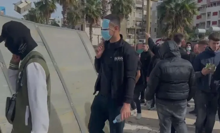 Situata jashtë kontrollit në Durrës, digjen kosha e pemë, thyhet dhe dera e Prefekturës (VIDEO)