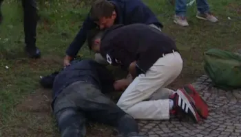 Situata jashtë kontrollit, një person mbetet pa ndjenja në bulevard