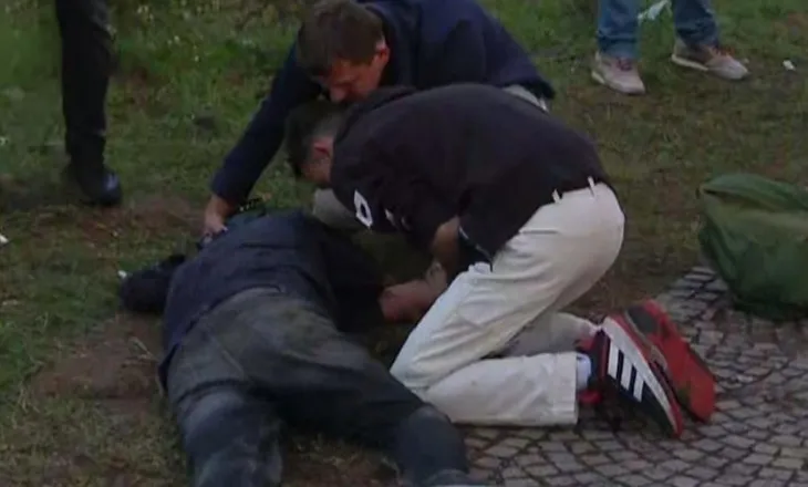 Situata jashtë kontrollit, një person mbetet pa ndjenja në bulevard