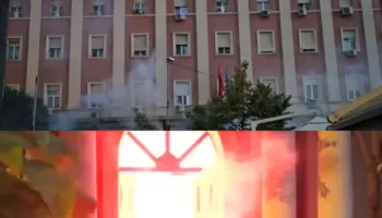 Situata jashtë kontrollit: Protestuesit i vënë flakën hyrjes së Kryesisë së Kuvendit, ‘ndalesë’ edhe tek Kushtetuesja