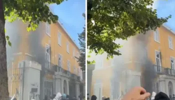 Situata jashtë kontrollit, tym e flakë në ballkonin e Ministrisë së Arsimit (VIDEO)