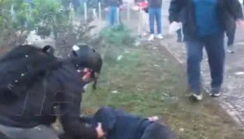 Situatë alarmante te Kryeministria, policia vërsul qindra forca drejt studentëve, një person bie pa ndjenja. Aksion masiv me shkopinj gome, gaz lotsjellës e ujë me presion