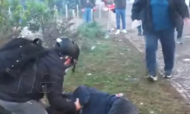 Situatë alarmante te Kryeministria, policia vërsul qindra forca drejt studentëve, një person bie pa ndjenja. Aksion masiv me shkopinj gome, gaz lotsjellës e ujë me presion