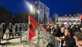 Situatë dramatike në parlamentin e Kosovës, hidhen bomba molotov