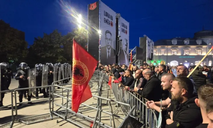 Situatë dramatike në parlamentin e Kosovës, hidhen bomba molotov