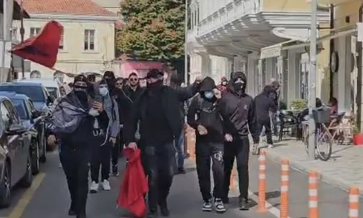 Situatë e tensionuar në Shkodër, protestuesit sulmojnë godinat e PS dhe PD (VIDEO)