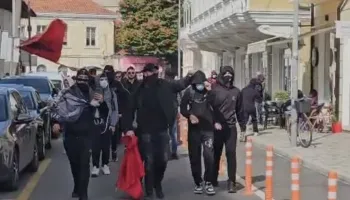 Situatë e tensionuar në Shkodër, protestuesit sulmojnë godinat e PS dhe PD