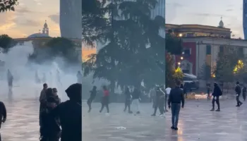 Situatë e tensionuar/ Përplasje mes policisë dhe protestuesve në sheshin Skënderbej, “breshëri” fishekzjarrësh në drejtim të efektivëve