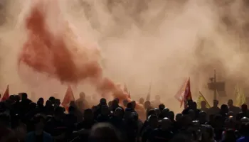 Situatë kaotike nga protestat studentore në Francë: Mbi 440 të arrestuar dhe 76 të plagosur nga traziat