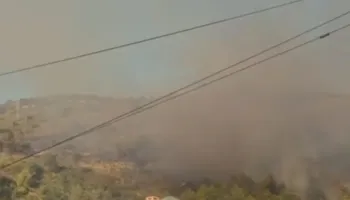 Situatë kritike nga zjarri masiv në malin e Manatisë në Lezhë, vijon ndërhyrja nga ajri dhe toka! Flakët i afrohen edhe zonës së banuar (VIDEO)