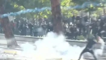Situatë lufte në bulevard! Policia me gaz lotsjellës, protestuesit përgjigjen me gurë