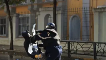 S’ka fund dhuna në protestë! Po qëndronte pa lëvizur në Rrugën e Durrësit, polici përplas përtokë të riun, më pas e dhunon brutalisht