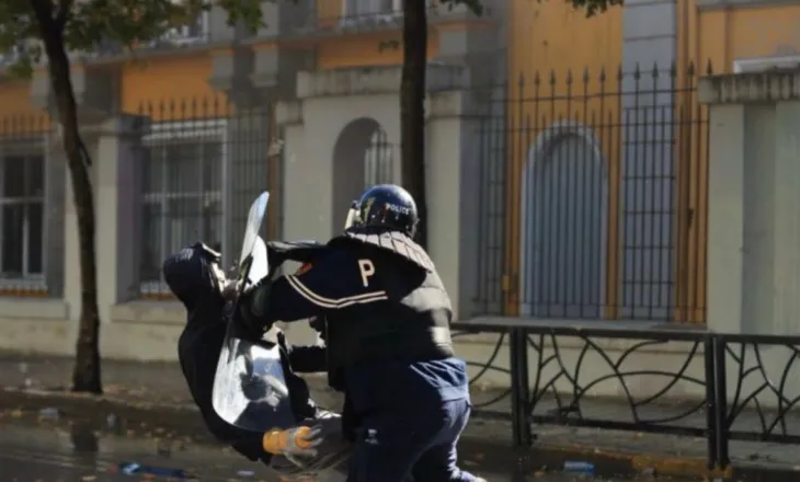 S’ka fund dhuna në protestë! Po qëndronte pa lëvizur në Rrugën e Durrësit, polici përplas përtokë të riun, më pas e dhunon brutalisht