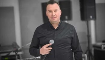 Skandal në Fier / Arrestohet në flagrancë këngëtari, akuzohet se përndiqte vajzat e mitura