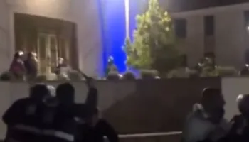 SKANDAL/ Policia futet me maska në oborrin e Katedrales Ortodokse, dhunojnë me shkopa gome dhe shkelma të rinjtë