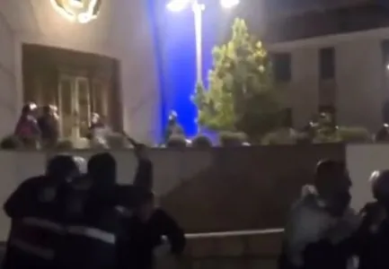 SKANDAL/ Policia futet me maska në oborrin e Katedrales Ortodokse, dhunojnë me shkopa gome dhe shkelma të rinjtë