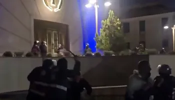 Skandali i paprecedente/ Policia dhunon protestuesit edhe brenda në Kishë