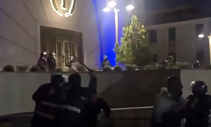 Skandali i paprecedente/ Policia dhunon protestuesit edhe brenda në Kishë