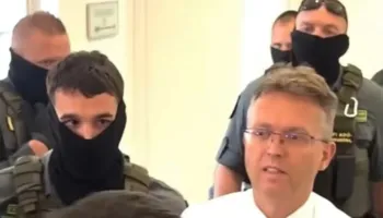 Skandali me fondet e kulturës, shoqërohet me pranga në duar në gjykatë ish-ministri i qeverisë së Orbanit