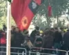 Skandali/ Protestuesja bie në tokë pa ndjenja, por policia hedh sërish gaz lotsjellës ndaj saj dhe turmës