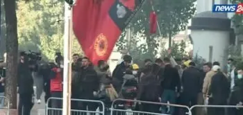 Skandali/ Protestuesja bie në tokë pa ndjenja, por policia hedh sërish gaz lotsjellës ndaj saj dhe turmës