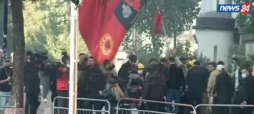 Skandali/ Protestuesja bie në tokë pa ndjenja, por policia hedh sërish gaz lotsjellës ndaj saj dhe turmës