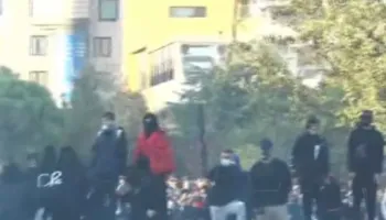 Skena lufte, kunder rinise/ Shpërthen revolta! Zjarr në bulevard, policia vijon të hedhë gaz lotsjellës